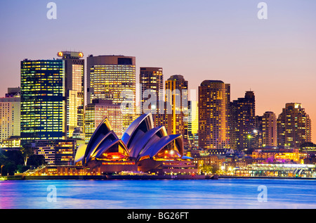 Sydney Opera House di Sydney e il Sydney skyline. Australia, Nuovo Galles del Sud di Sydney Foto Stock