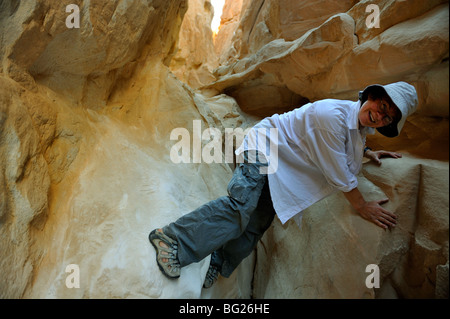 Donna in turistica molto strette Abu Hamata Canyon, Sud nel deserto del Sinai, Egitto Foto Stock