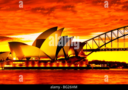 Sydney Opera House e il Sydney Harbour Bridge al tramonto. Australia, Nuovo Galles del Sud di Sydney Foto Stock