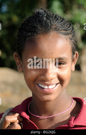 Ragazza nella città vecchia, Axum, Etiopia Foto Stock