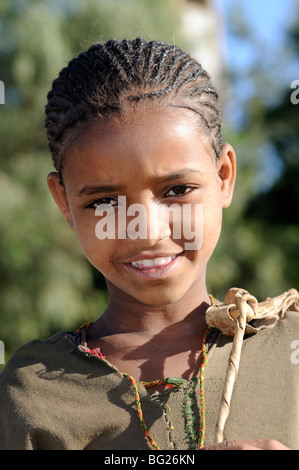 Ragazza nella città vecchia, Axum, Etiopia Foto Stock