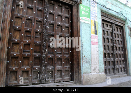 Porta in Ndia Kuu, Città Vecchia, Mombasa, in Kenya Foto Stock