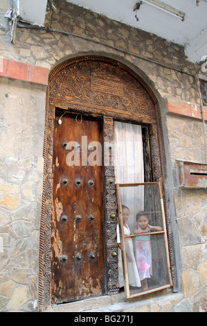 Porta in Ndia Kuu, Città Vecchia, Mombasa, in Kenya Foto Stock