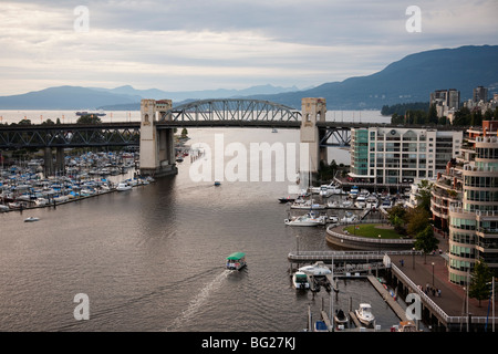 Taxi acqueo in False Creek si diresse verso Burrard Street Bridge, Vancouver, BC, Canada Foto Stock