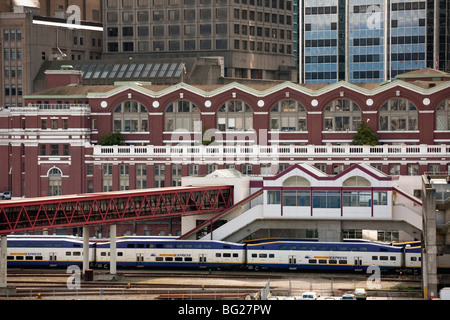 La West Coast Express treno dei pendolari alla stazione di Waterfront, Vancouver, British Columbia, Canada Foto Stock