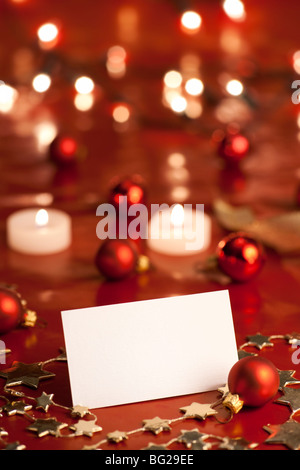 Decorazione di natale con la scheda vuota. Messa a fuoco selettiva, aRGB. Foto Stock