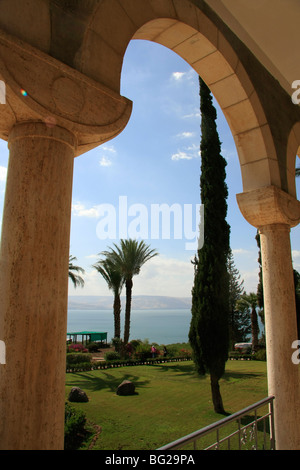 Israele, la Chiesa delle beatitudini sul Monte delle Beatitudini che si affaccia sul mare di Galilea Foto Stock