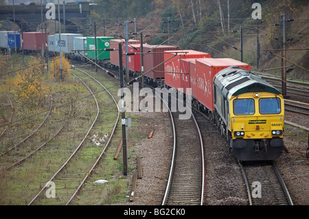 Treno merci lasciando la elettrificata linea principale per una linea di diramazione per il porto di Felixstowe, Ipswich, Suffolk, Regno Unito. Foto Stock