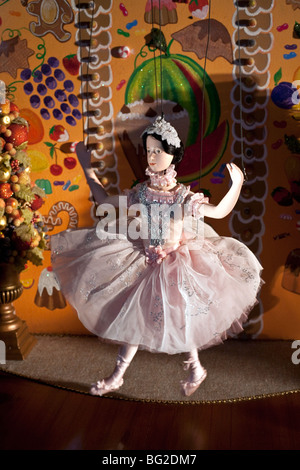 Mechanized ballerina burattino in rosa frizzante tutu balli in un magico schiaccianoci fairy fantasy in New York finestra di Natale Foto Stock