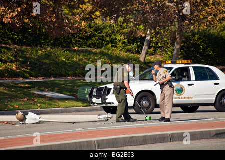 Donna alla guida di Toyota Camry imbattuto in lampione e poi su una pompa di irrigazione in Rancho Santa Margarita, CA. © Myrleen Pearson Foto Stock