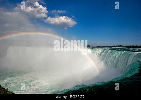 Rainbow su Cascate Horseshoe, lato canadese, le Cascate del Niagara. Foto Stock