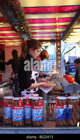 Un hot dog stand presso il Lincoln Mercatino di Natale, Lincoln, England, Regno Unito Foto Stock