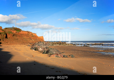 Le scogliere di erosione e di roccia temporanea mare difese a Happisburgh, Norfolk, Regno Unito. Foto Stock