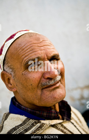 Ritratto di un Marocchino uomo vestito con il suo tradizionale Jalaba Foto Stock