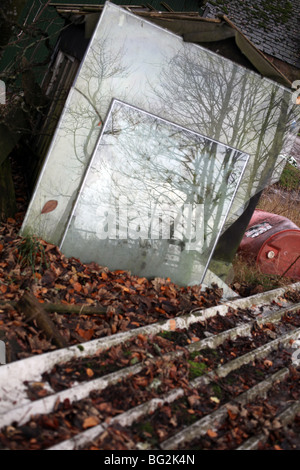 Lamiera grecata con la riflessione in vetro rotto - Torphins - Aberdeenshire - Scozia - UK Foto Stock