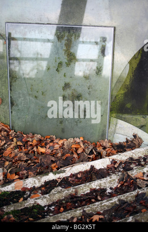 Lamiera grecata con la riflessione in vetro rotto - Torphins - Aberdeenshire - Scozia - UK Foto Stock