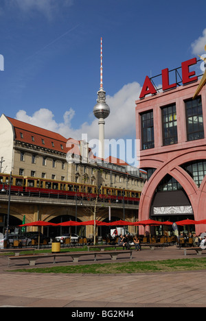 Berlino. Germania. Alexa Shopping Center & Fernsehturm torre della TV. Foto Stock