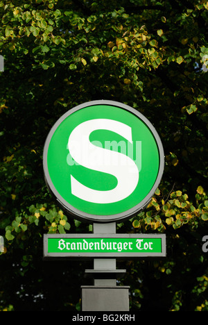 Berlino. Germania. S-Bahn segno Brandenburger Tor. Foto Stock