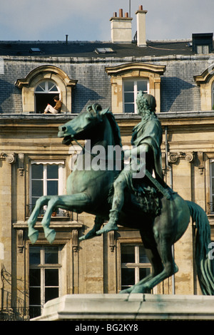 Parigi. La Francia. Statua equestre di Luigi XIV Place des Victoires. 1a/2a Circondari Foto Stock