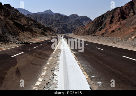 Drammatica dual autostrada tra Sharm El Sheikh e Dahab, Sinai, Egitto Foto Stock