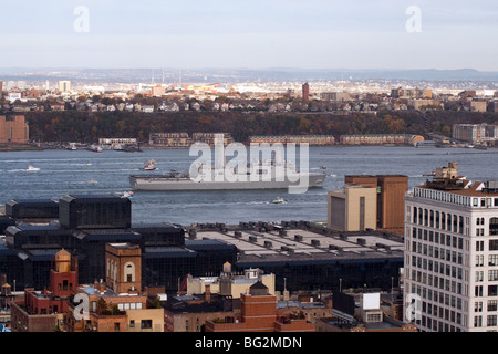 La USS New York LPD-21 voce fino al Fiume Hudson per essere incaricato Foto Stock