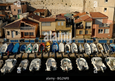 Vista aerea del Vallon des Auffes Inlet & Fishing Port con barche da pesca tradizionali & Cabanons, Marsiglia o Marsiglia, Provenza, Francia Foto Stock