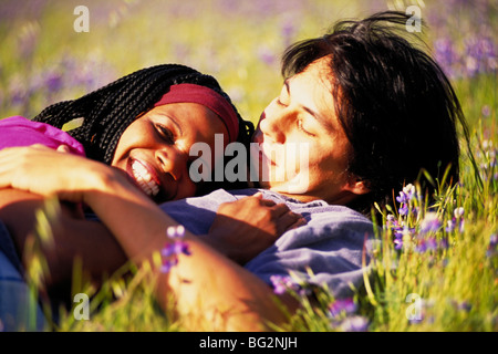 Razza mista giovane nel campo Foto Stock