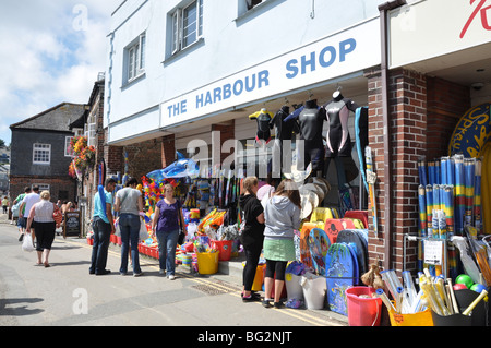 Visualizzazione di spiaggia e mare giocattoli in vendita nel porto di Padstow Cornwall Inghilterra Foto Stock