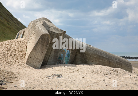 La rovina di un WW2 tedesco bunker sulla spiaggia a Lønstrup, Loenstrup, sulla costa nord-occidentale dello Jutland, Danimarca. Foto Stock