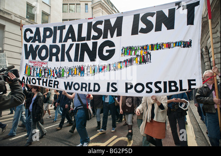 G20 Meltdown 'Carnevale contro il capitalismo", con marche guidato da 4 'Horsefolk dell'Apocalisse. Il capitalismo non funziona banner Foto Stock