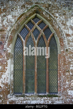 Finestra della Chiesa del 13th secolo con semplice intersezione Y tratery, stile decorato; All Saints Church, Burton Dasset, Warwickshire Foto Stock