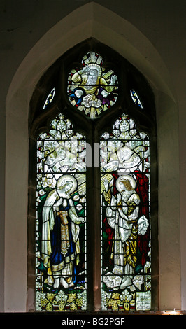 Una vetrata di Charles E.Steel raffigurante l'Annunciazione, la Chiesa di St Giles, l'Exhall, il Warwickshire Foto Stock