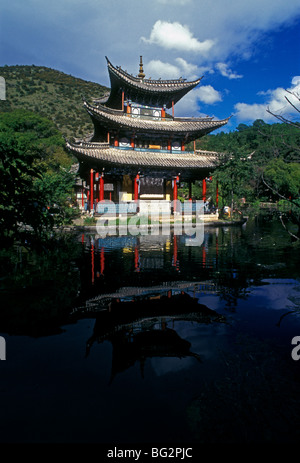 Pavilion al Drago Nero parco piscina Lijiang nella provincia dello Yunnan in Cina Asia Foto Stock
