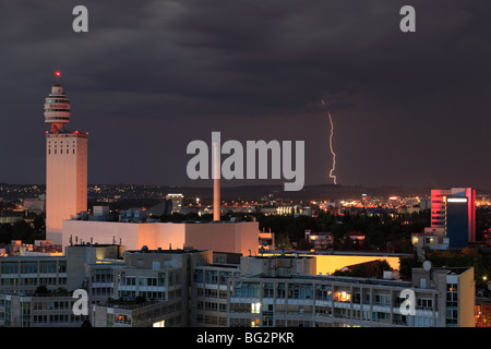 Dark storm su Henninger birreria a Sachsenhausen, Francoforte. Foto Stock