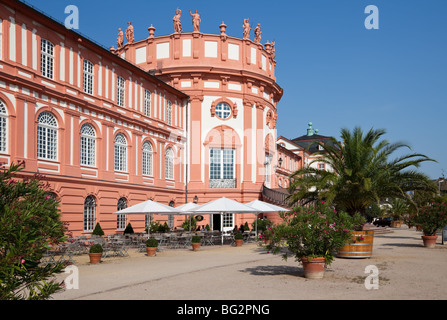 Palazzo Biebrich in Wiesbaden sulle rive del fiume Reno. Foto Stock