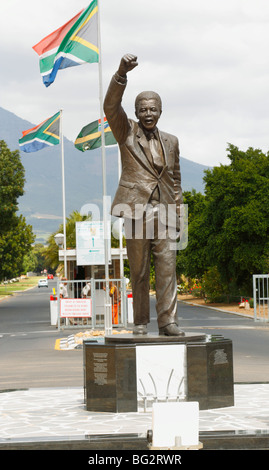 Statua (scultura) di Nelson Mandela nella parte anteriore del Drakenstein Centro di correzzione precedentemente Victor Verster prigione, West Cape Foto Stock