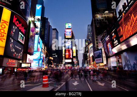Scena notturna di Times Square a Manhattan (New York City) con tutti i illuminato di affissioni e pubblicità, e molti turisti. Foto Stock