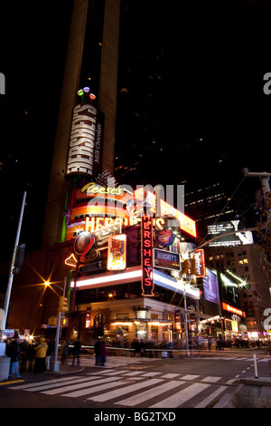 Hershey's, il Great American Compagnia del cioccolato, negozio di caramelle di notte a Times Square Manhattan, New York City. Foto Stock