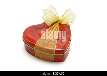 A forma di cuore scatola regalo di cookies o cioccolatini su sfondo bianco Foto Stock