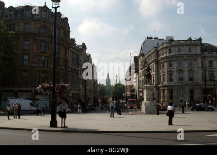 Guardando verso il basso Whitehall verso le Case del Parlamento da Trafalgar Square, Londra Foto Stock