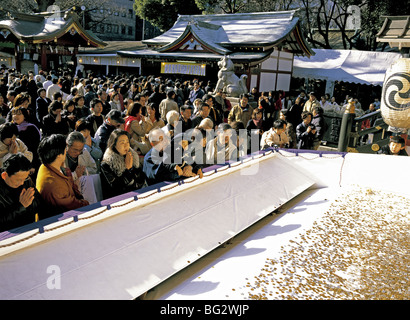 Hatsumode, Anno Nuovo custom visitando santuario scintoista di Tokyo Giappone Foto Stock