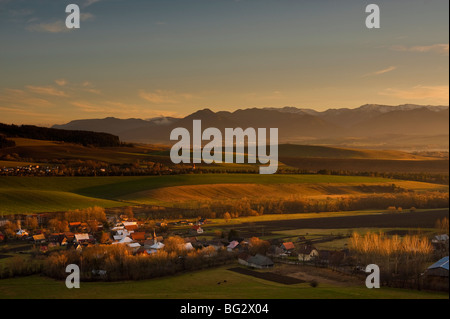 Villaggio Kvacany, Liptov, Slovacchia in autunno tramonto Foto Stock