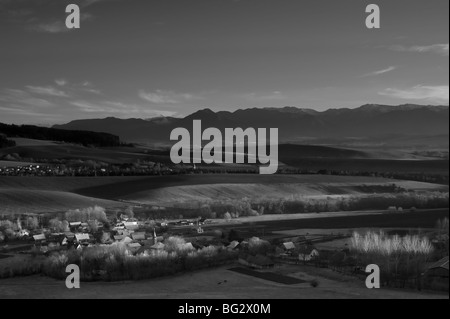 Villaggio Kvacany, Liptov, Slovacchia in autunno tramonto Foto Stock