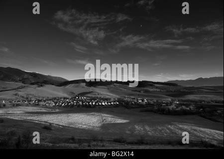 Villaggio Kvacany, Liptov, Slovacchia in autunno tramonto Foto Stock