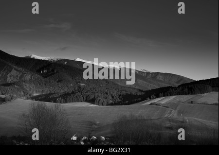 Villaggio Kvacany, Liptov, Slovacchia in autunno tramonto Foto Stock