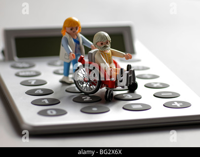 Playmobil giocattoli su un calculater . Foto Stock