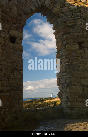 Elie faro, sulla costa di Fife nell est della Scozia, come visto attraverso una apertura arcuata a Lady,s Tower Foto Stock