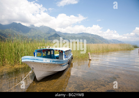 Ormeggio barca lago Atitlan Guatemala. Foto Stock