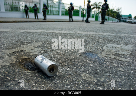 Un vuoto di strappare la cartuccia di gas sulla strada dopo una violenta sommossa davanti al palazzo presidenziale a Port-au-Prince, Haiti. Foto Stock