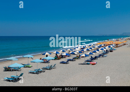 Lettini e bagnanti sulla spiaggia di Rethymnon, Creta, Grecia Foto Stock